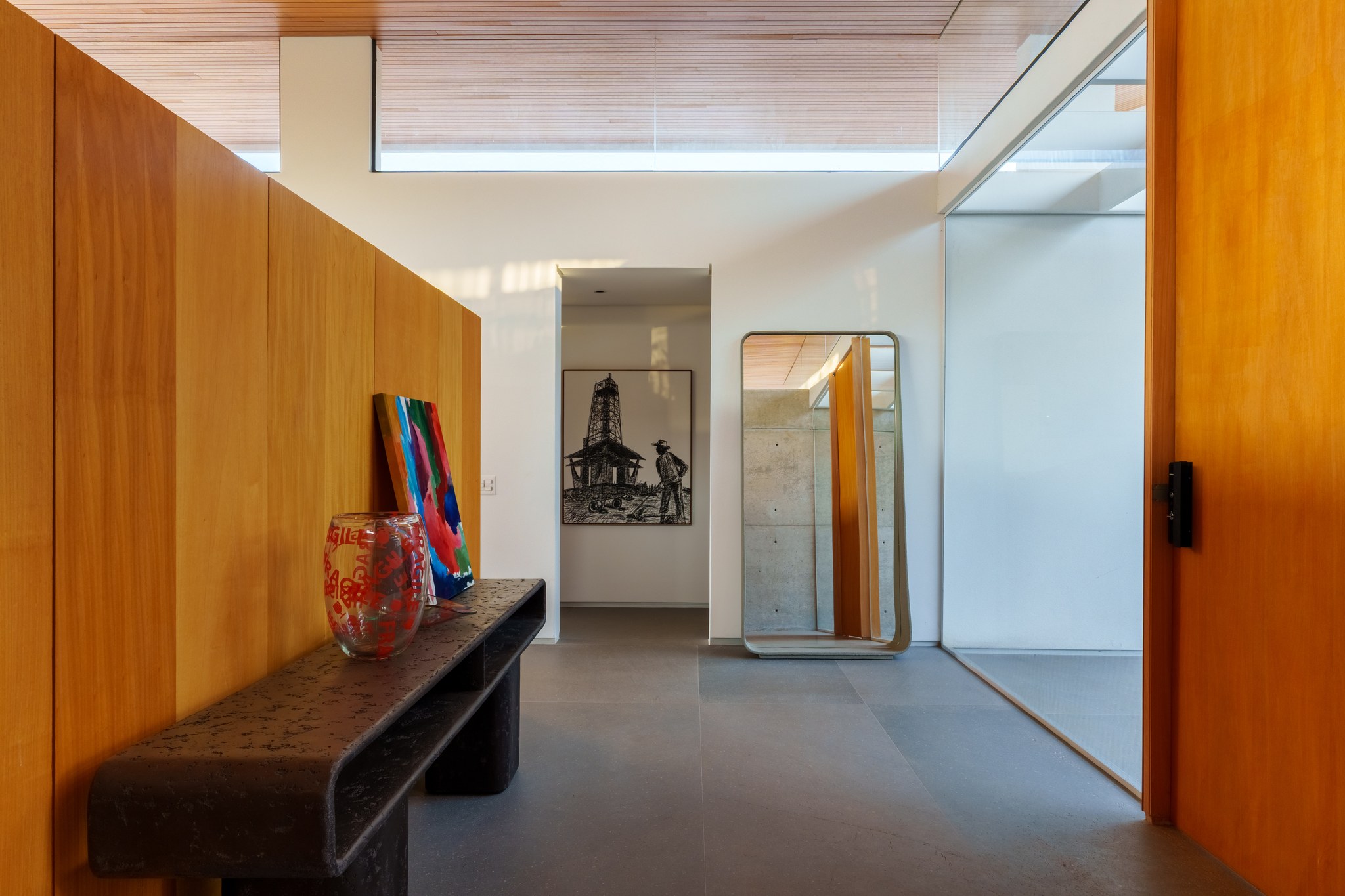 Hall interno com móveis, decoração colorida e luz natural