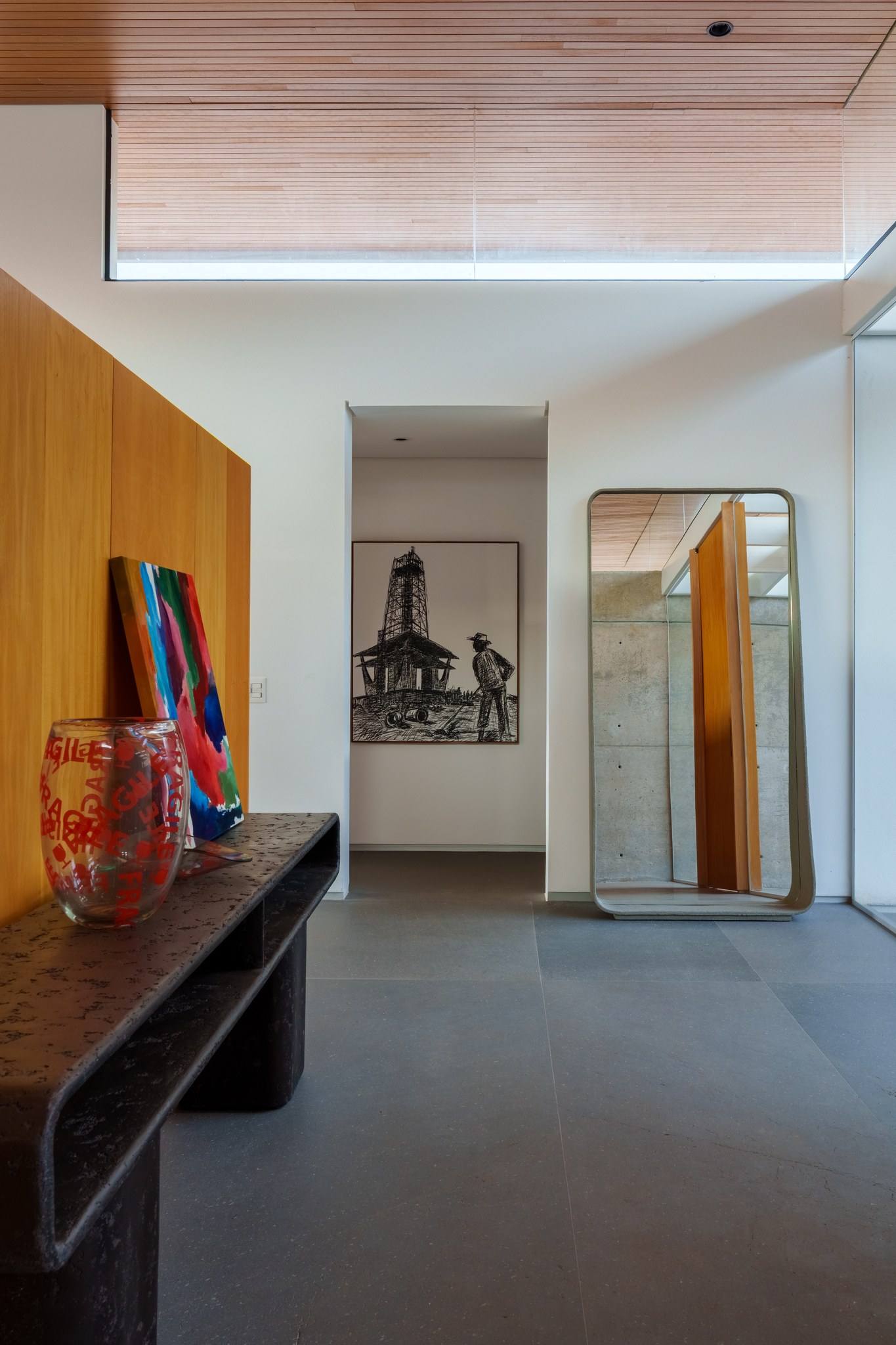 Ambiente interno com detalhes em madeira e arte na parede