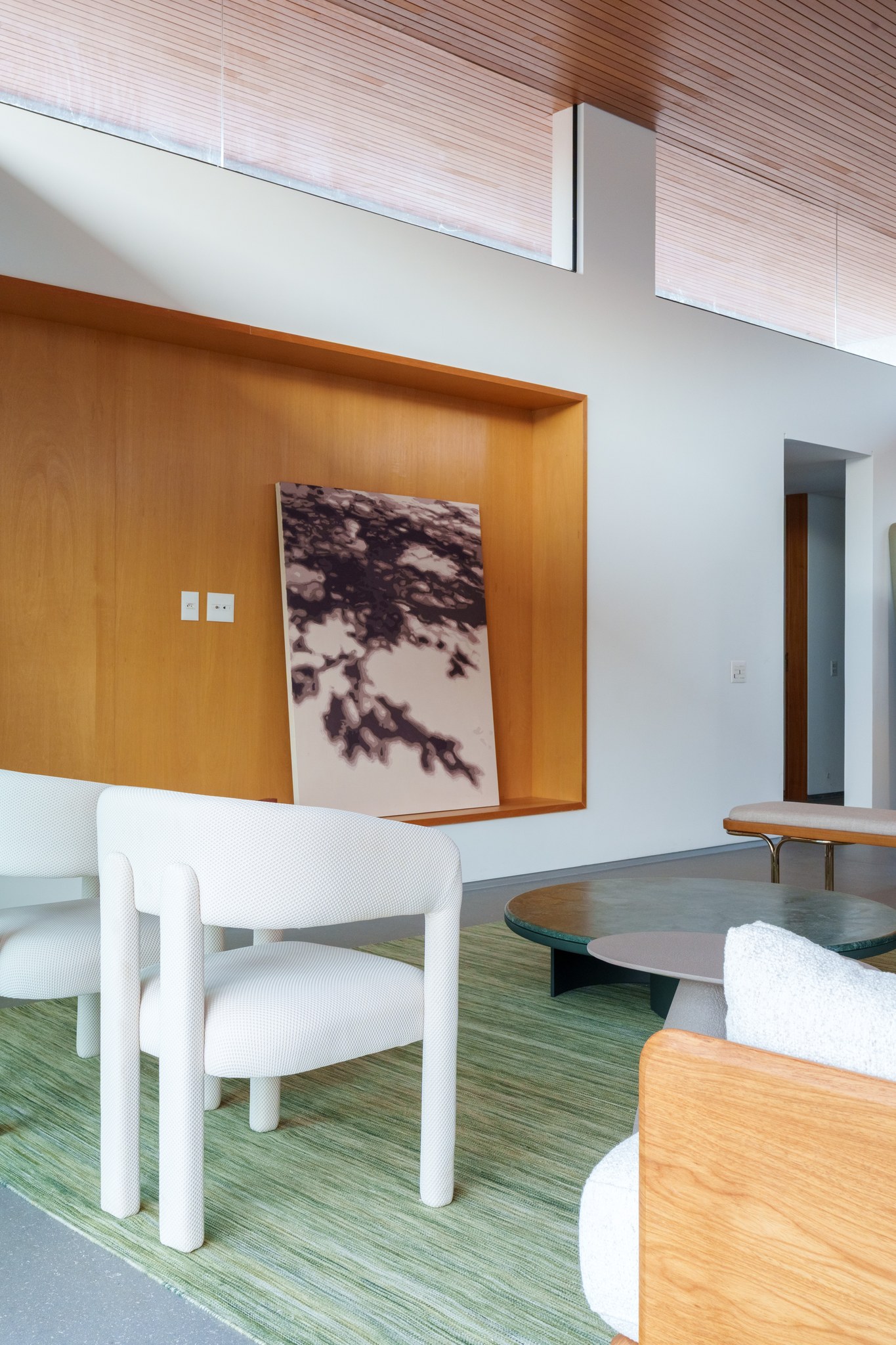 Interior com móveis contemporâneos e iluminação suave